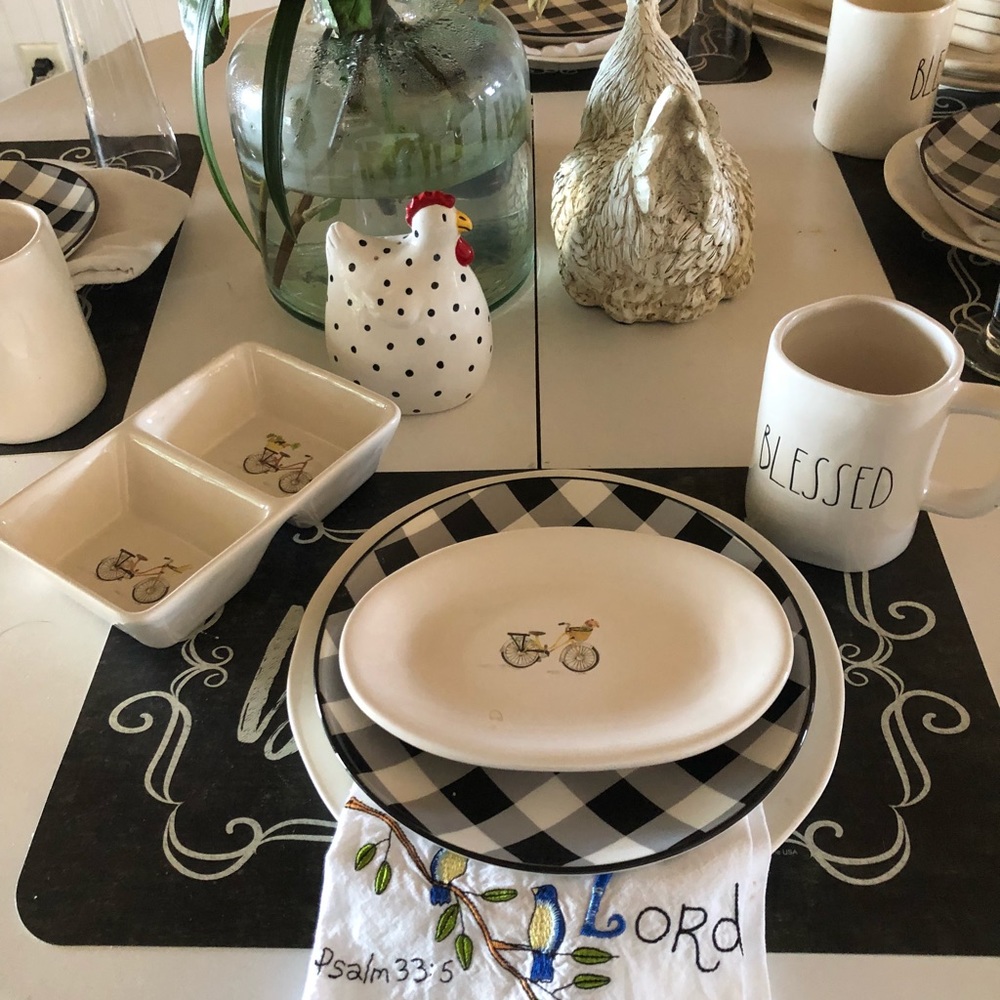 🎁Rae Dunn Set of 4 plates and serving dish